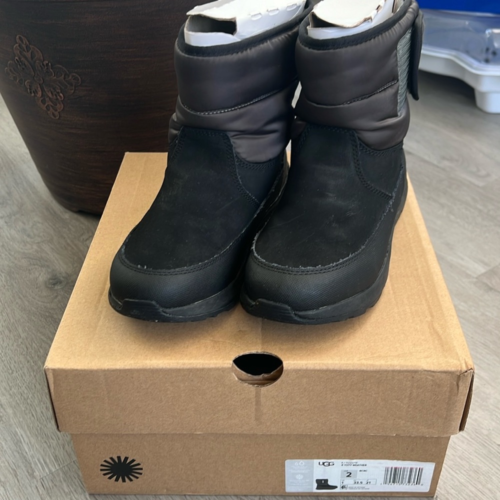 BOYS UGGS SIZE 2 K TOTY WEATHER UGGS